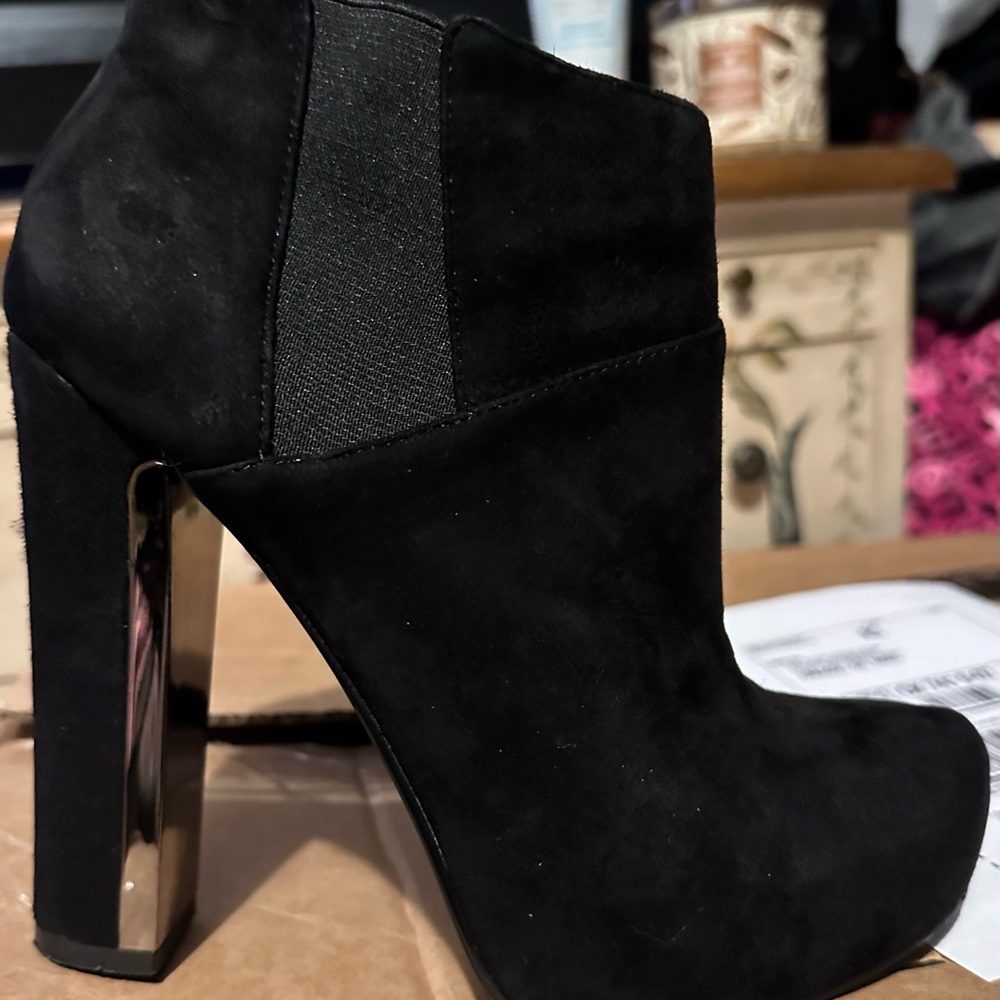 Guess Coreline Booties Size 6